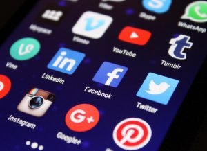 Cómo crear un canal en YouTube y subir tu primer vídeo apps blur button close up